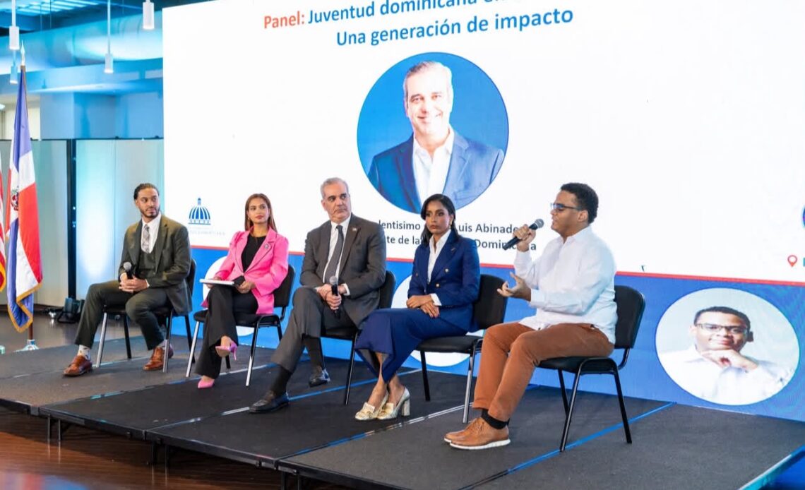 Presidente Abinader Otorga 300 Becas a Jóvenes Dominicanos en Nueva York