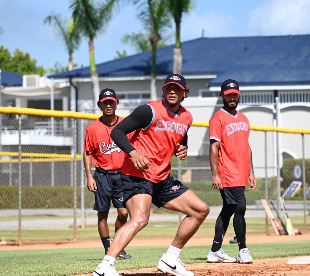 Erik González y Domingo Germán se Unen a los Entrenamientos de los Leones del Escogido