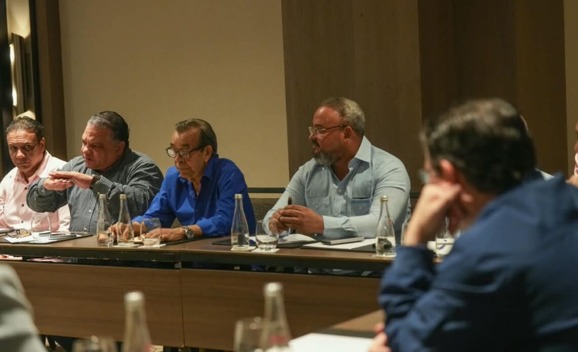 Gobierno Dominicano y Transportistas Dialogan para Contener Impacto de Alzas en Combustibles