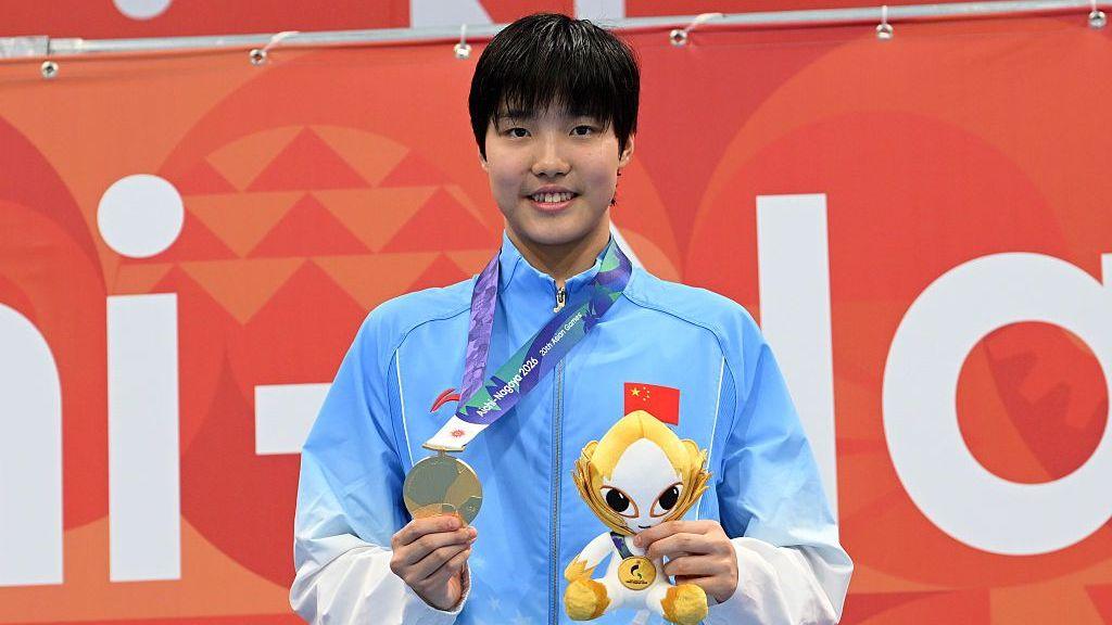 Joven Nadadora China de 13 Años Consigue Tercer Oro en Juegos Asiáticos