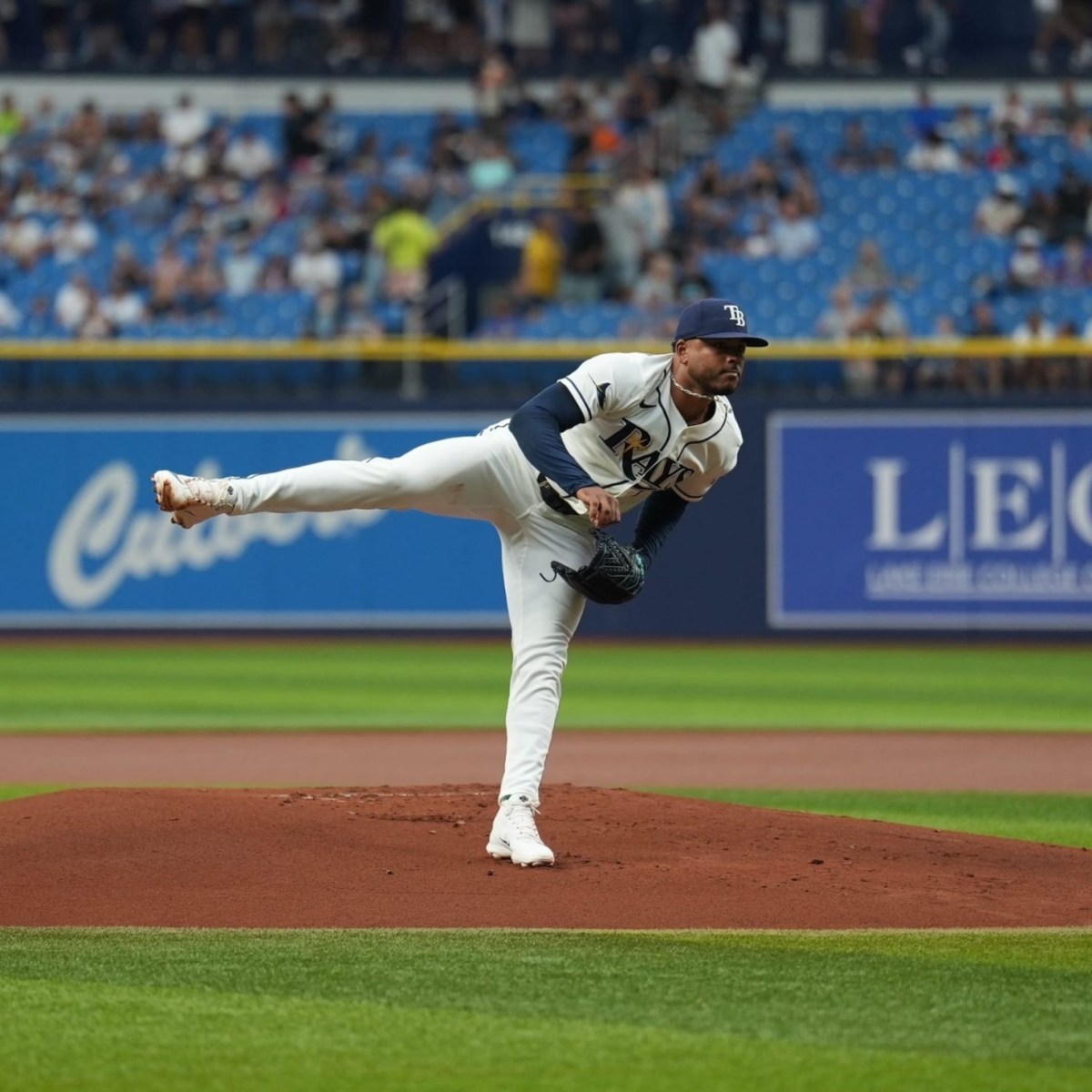 Freddy Peralta Brilla y los Rays Consolidan su Dominio al Barrer a los Astros