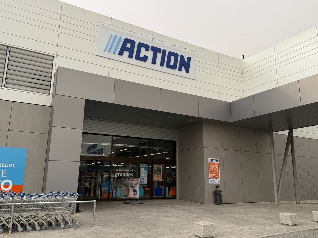 Action lanza una regleta en formato torre con múltiples enchufes y puertos USB para optimizar la carga de dispositivos