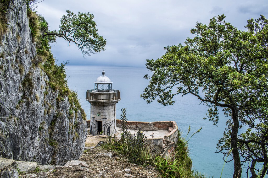 El Faro del Caballo en Santoña: Un Icono Cántabro en Riesgo y el Desafío de su Acceso