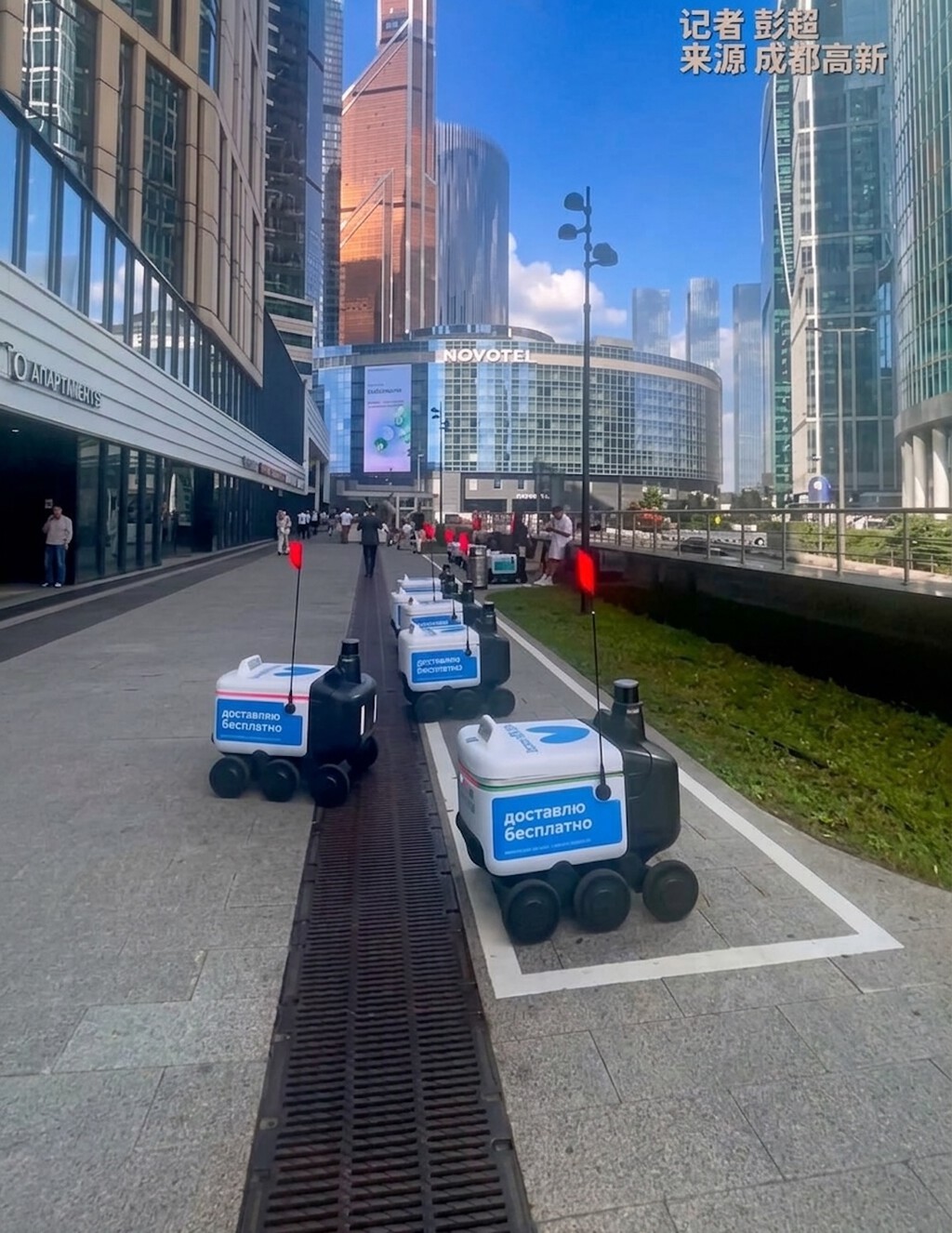Fabricante chino despliega miles de robots de reparto autónomos en Europa