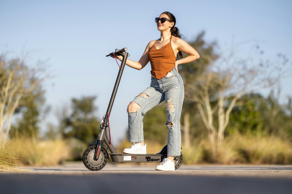 Nuevas regulaciones de tráfico a partir de octubre: multas de 100 euros para menores de 15 años que usen patinetes eléctricos, r