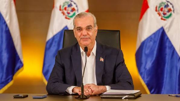 Presidente Abinader Elogia a Jóvenes Dominicanos por Récord Guinness de Lectura