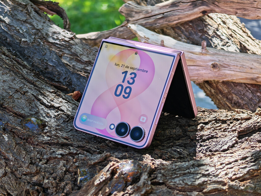 Análisis del Samsung Galaxy Z Flip8: Un Plegable Familiar con Mejoras Sutiles y Desafíos Persistentes