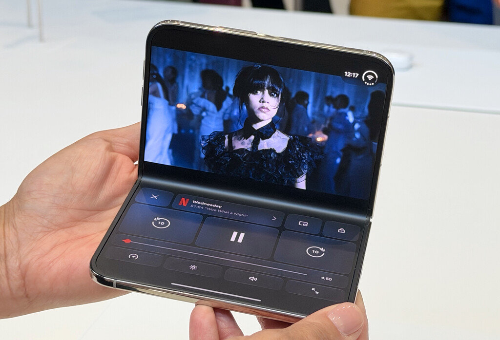 El iPhone Duo: Más Allá del Pliegue, una Nueva Forma de Interacción