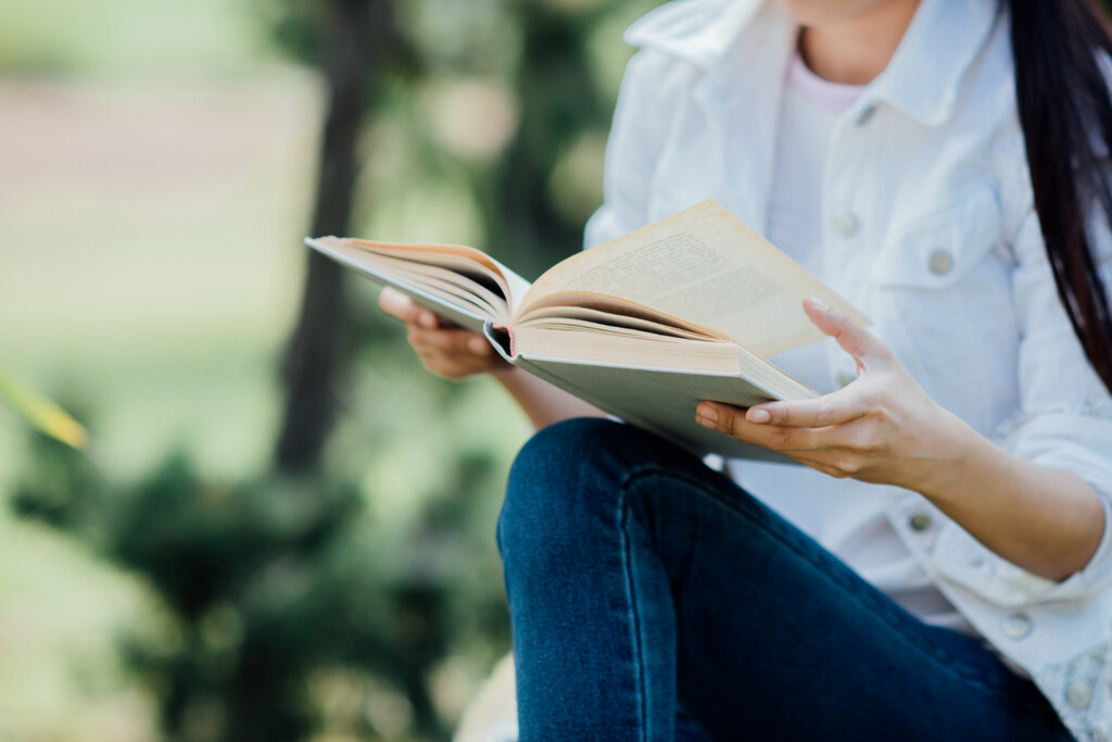 Estudio revela los múltiples beneficios de la lectura para todas las edades, incluyendo mejoras cognitivas y reducción del estré