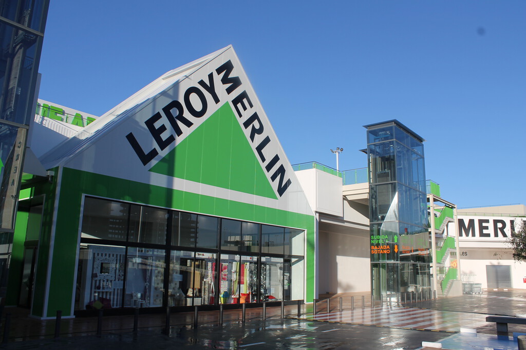 Leroy Merlin Ofrece un Enchufe de Pared Innovador para la Carga Simultánea de Múltiples Dispositivos