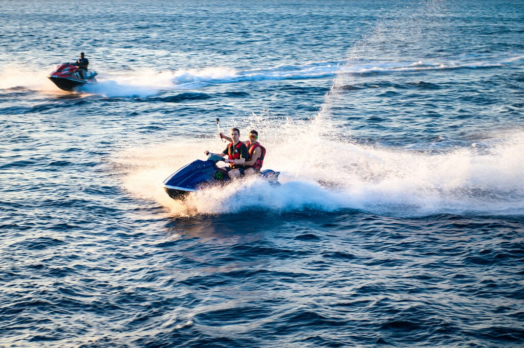 El Mar Menor: Debate y Denuncias por el Impacto de las Motos de Agua