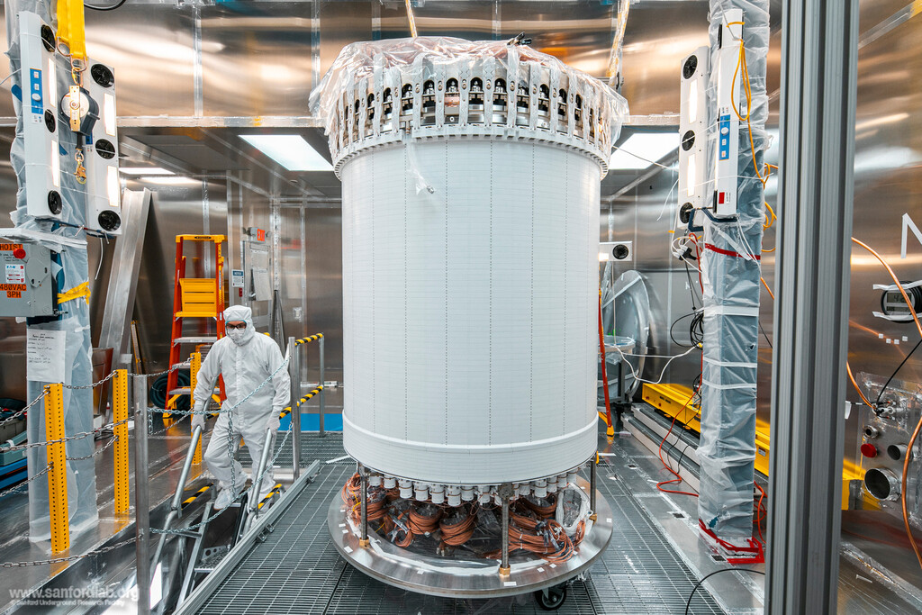 Detector Subterráneo LUX-ZEPLIN Registra un Evento Inexplicable en la Búsqueda de Materia Oscura