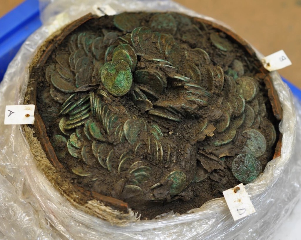 Descubren en Gales un Tesoro Romano de 15.000 Monedas, Potencialmente el Más Grande de su Historia