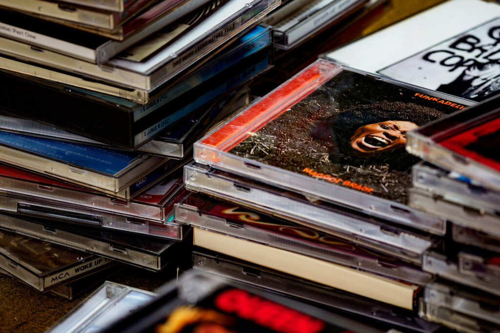 El CD Experimenta un Inesperado Resurgimiento en Ventas, Impulsado por la Generación Z y el K-Pop