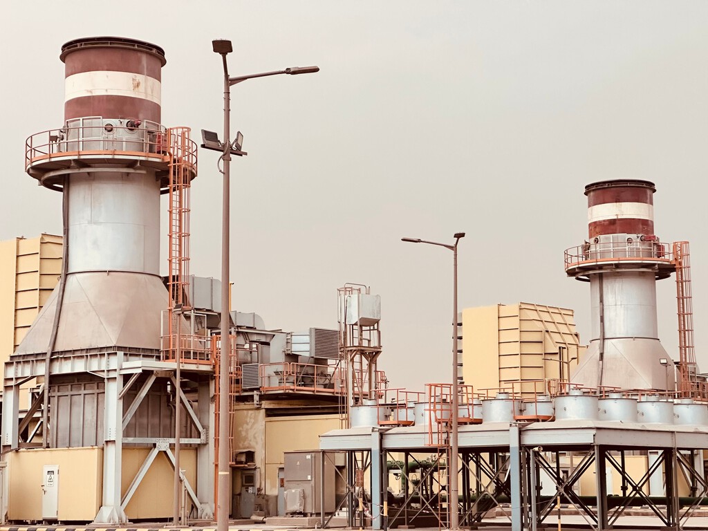 Arabia Saudí Cancela Envíos de Petróleo a Europa Tras Ataque a Oleoducto, Elevando Preocupaciones Globales