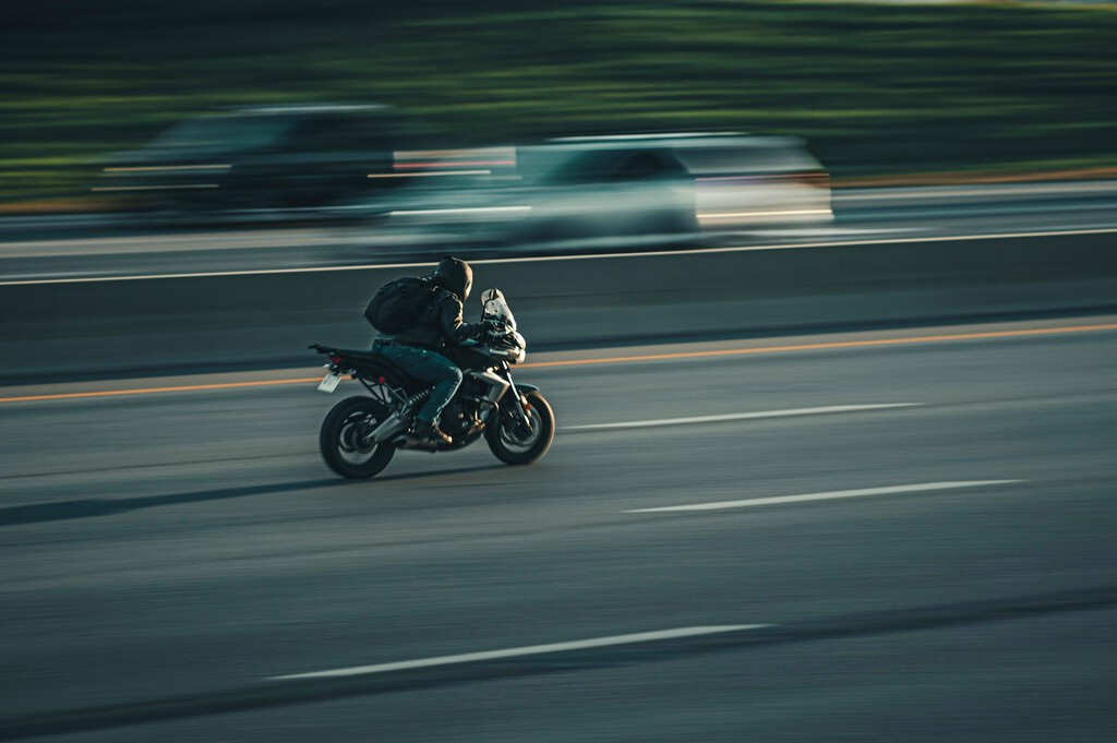 Nuevas Normativas de Tráfico en España: Motoristas Podrán Usar Arcén en Atascos con Restricciones