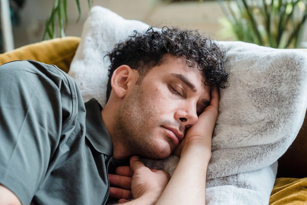 Estudio Revela que la Duración y Frecuencia de la Siesta Podrían Indicar Problemas de Salud Subyacentes
