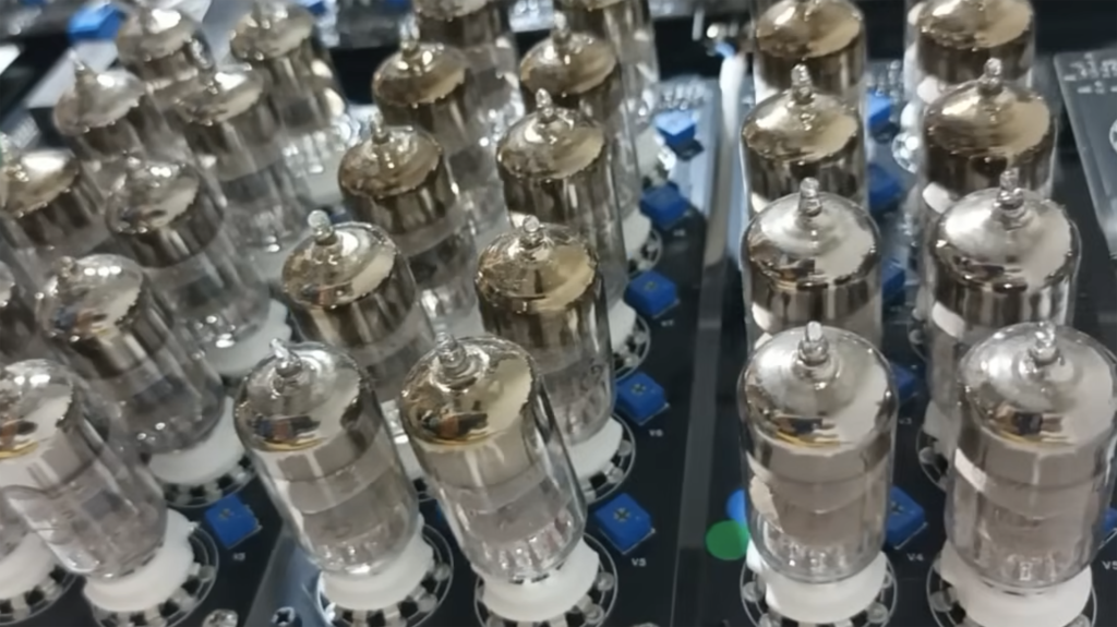Crean un Ordenador Funcional con 460 Válvulas de Vacío de los Años 50 y 60
