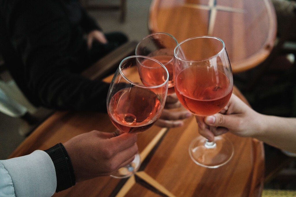Desmintiendo el Mito: ¿Es el Vino Realmente Beneficioso para la Salud o es la Compañía Social lo que Importa?