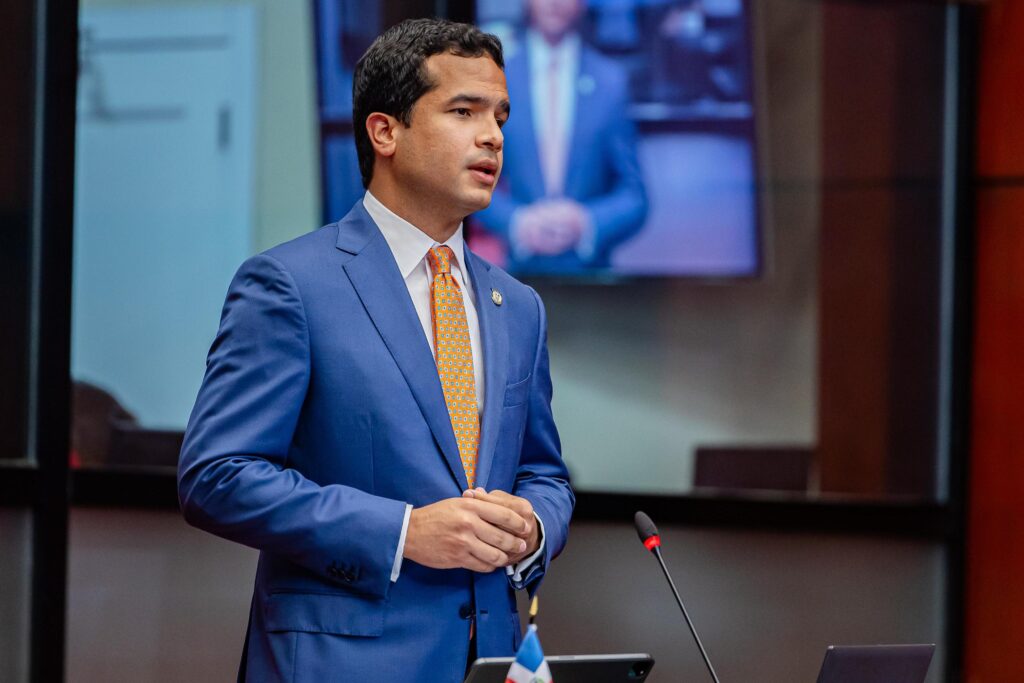 Omar Fernández Cuestiona la Eficacia de la Inversión Educativa Tras Años del 4% del PIB