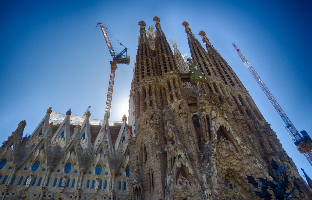 La Sagrada Familia Enfrenta Nuevo Bloqueo: La Escalera de la Gloria y el Desafío de los Vecinos