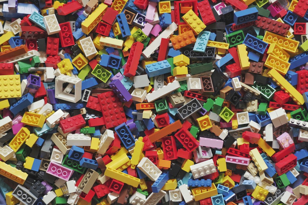 Empleado de LEGO Recibe Regalos Exclusivos, Incluyendo un Ladrillo Dorado Raro, por su Cuarto Aniversario
