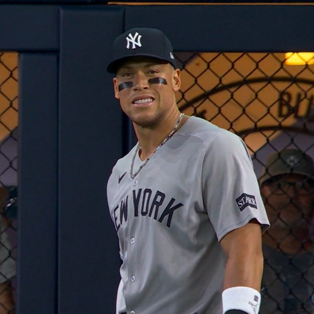 Aaron Judge Descansa en el Banquillo Tras la Clasificación de los Yankees a Postemporada