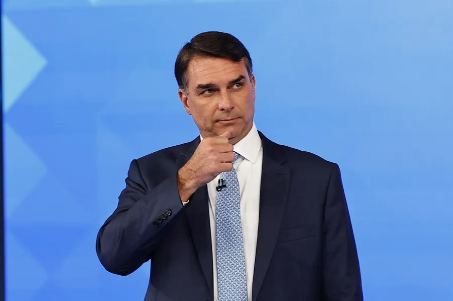 Flávio Bolsonaro se dirige a Estados Unidos tras revés electoral y orden judicial incumplida