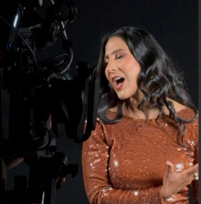 Nathalie Peña-Comas lidera las listas de Pop RD con «Sombras nada más»