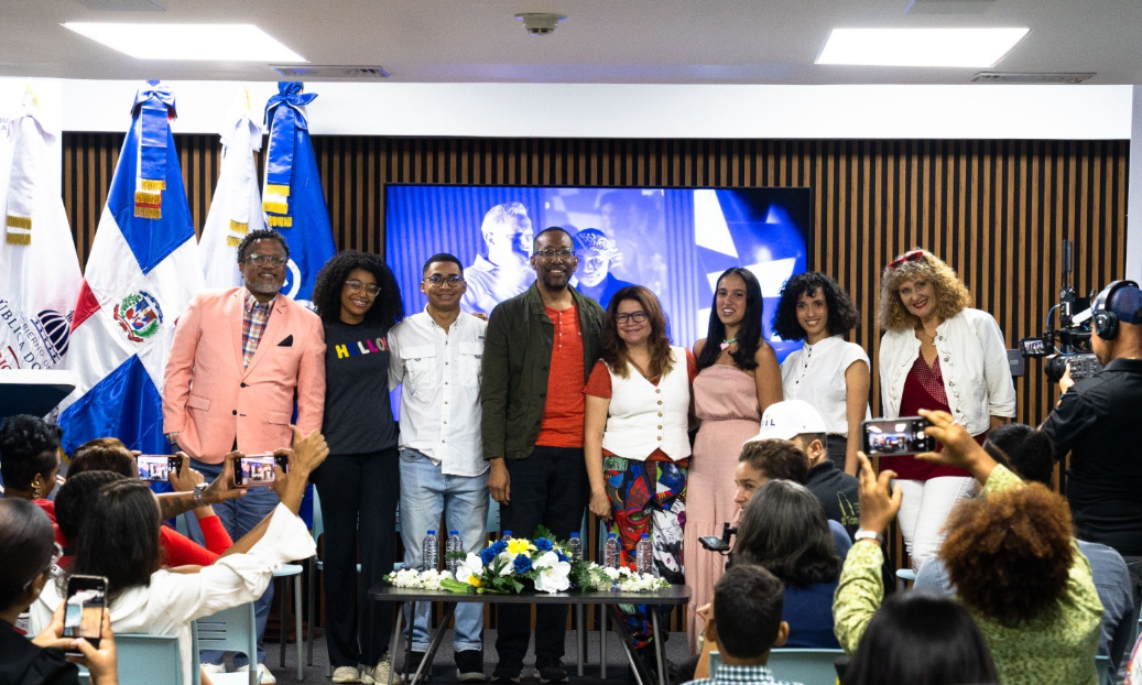 Estreno en Televisión Abierta de ''La Familia Espejo'' por RTVD