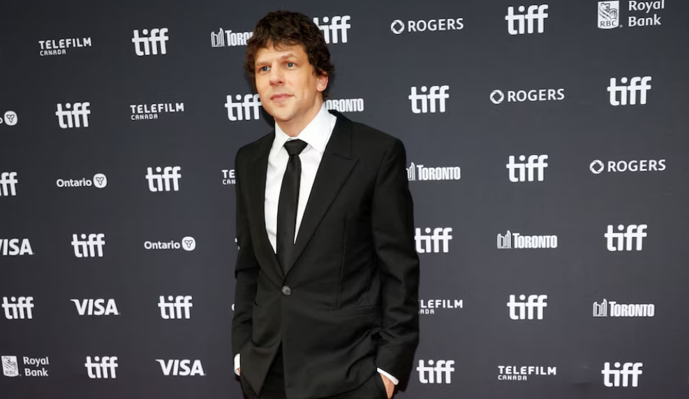 Jesse Eisenberg declinó una oferta millonaria para retomar su papel de Mark Zuckerberg, según Aaron Sorkin: “Es exasperante”