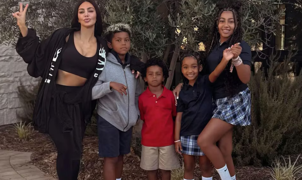 Kim Kardashian Detalla el Rol de Cinco Niñeras en el Cuidado de Sus Cuatro Hijos