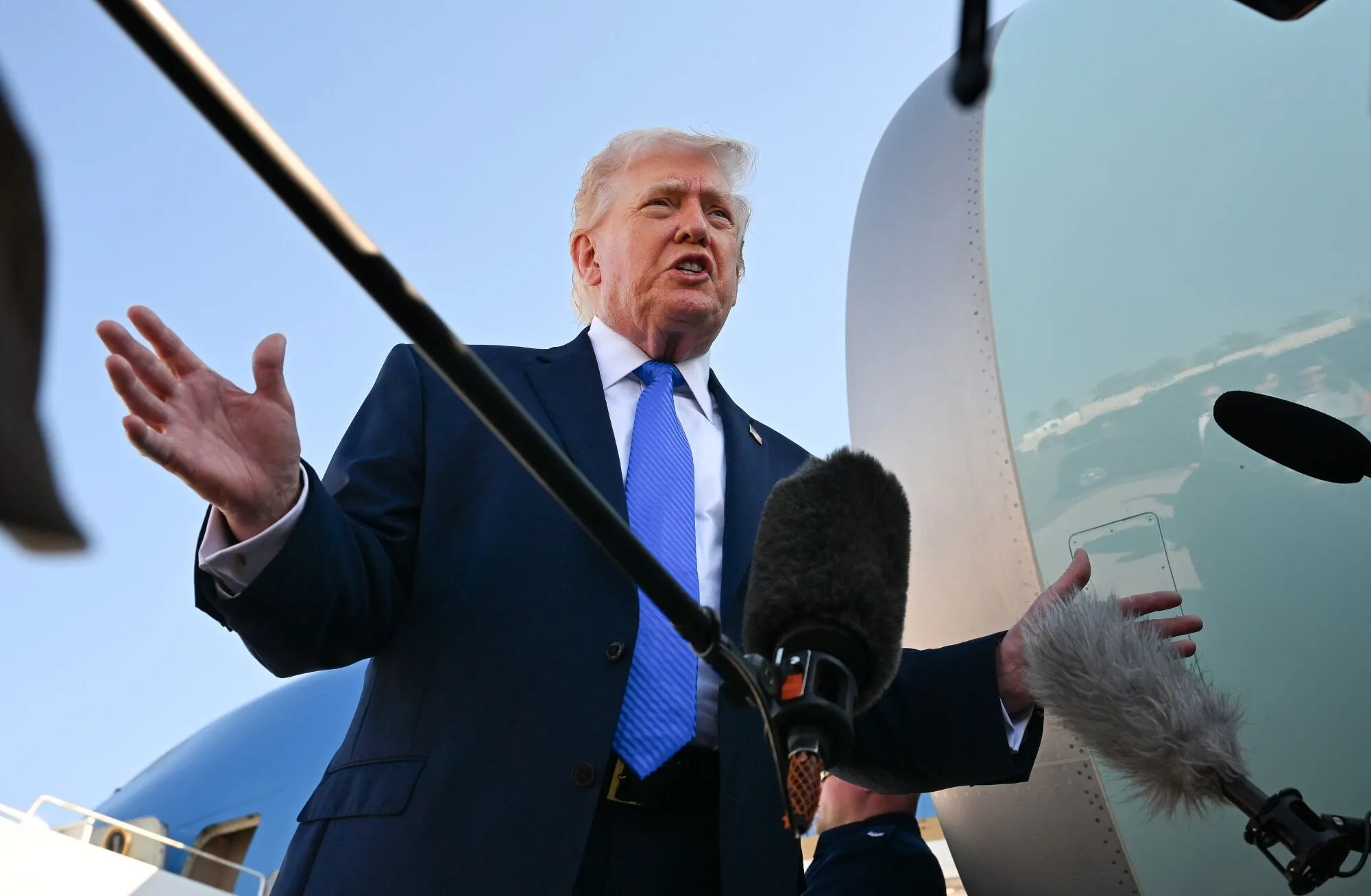 Trump Confirma Contacto de Vance con Irán por Ayuda Médica, Desmiente Negociaciones de Paz