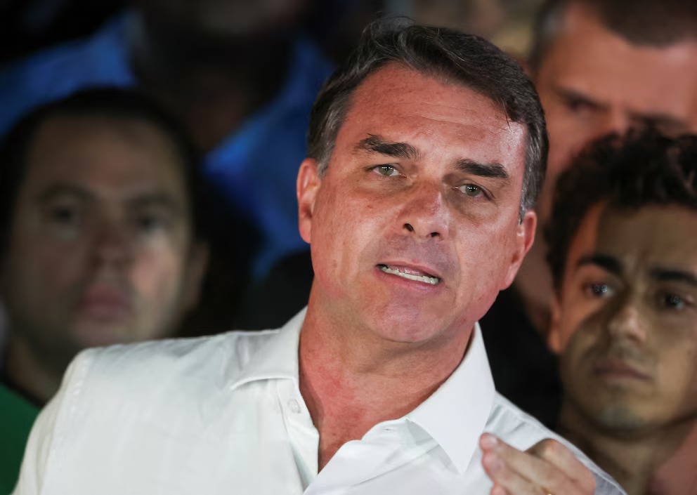 Investigan supuesto intento de Flávio Bolsonaro de viajar a EE. UU. a pesar de restricción de salida de Brasil