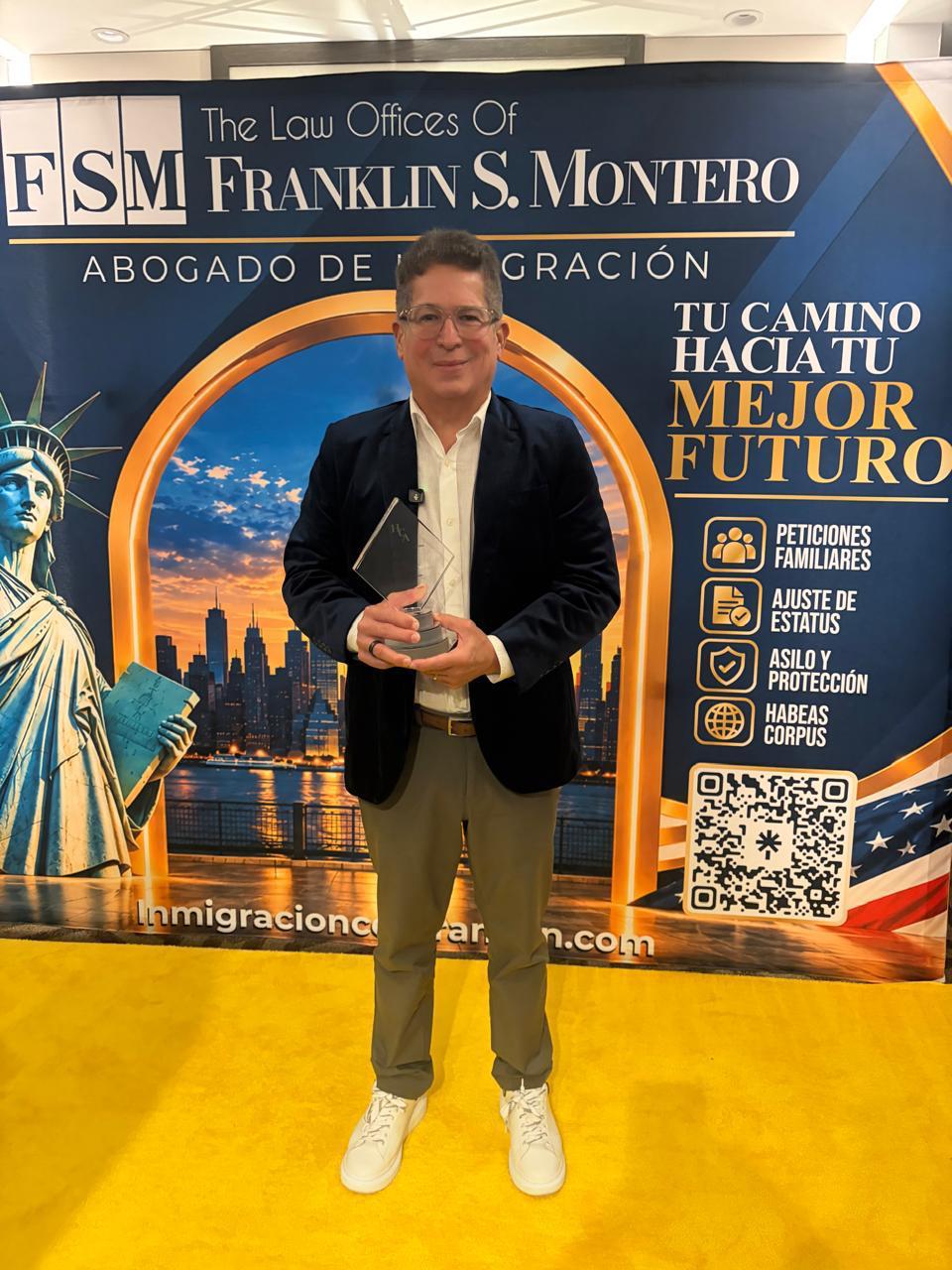 Iván Ruiz Honrado en Miami con Premio Internacional por su Trayectoria Televisiva y la Serie «La Familia Espejo»