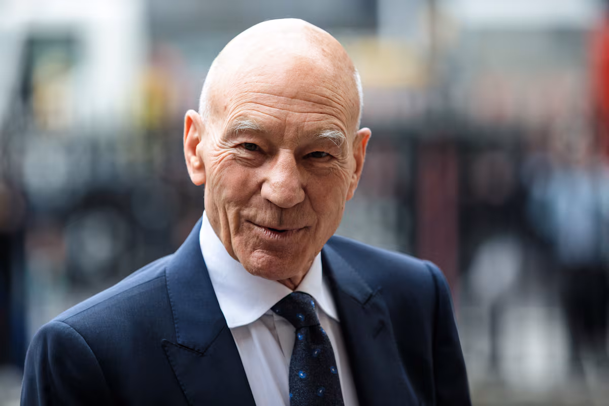 Fallece el actor Patrick Stewart, reconocido por sus papeles como el capitán Picard y el profesor Charles Xavier, a los 86 años