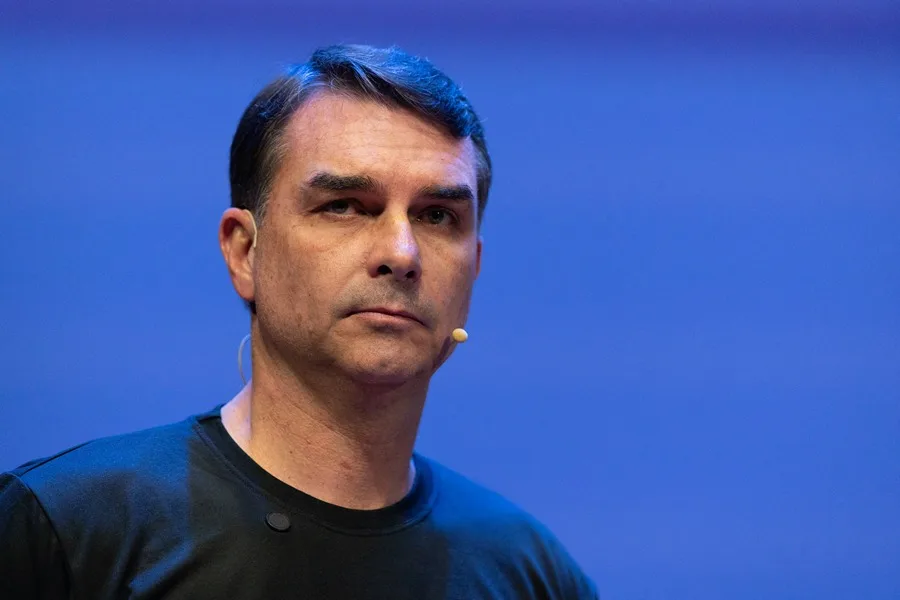 Corte Suprema de Brasil Abre Investigación Contra Campaña de Flávio Bolsonaro por Irregularidades Financieras e Injerencia Exter