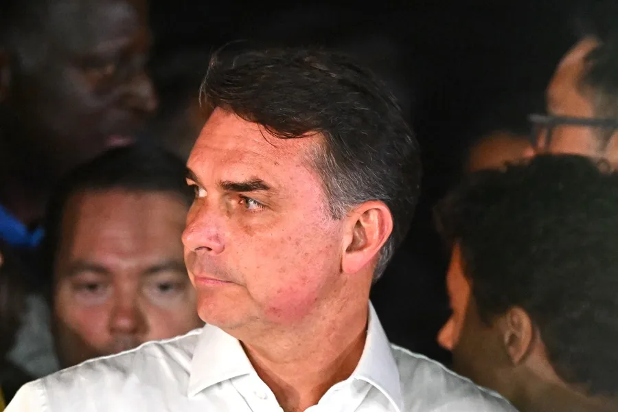 Flávio Bolsonaro Insiste en la Imposibilidad Matemática de los Resultados Electorales Brasileños