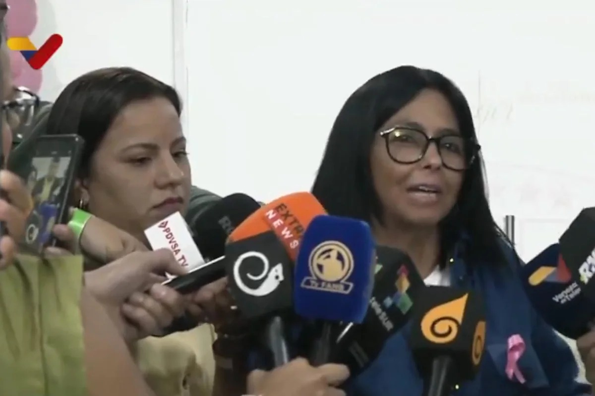 Delcy Rodríguez enfatiza necesidad de experiencia en diálogo opositor, refiriéndose a María Corina Machado