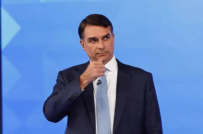 Avión con Flávio Bolsonaro escala en Ecuador en ruta hacia EE.UU. desde Argentina