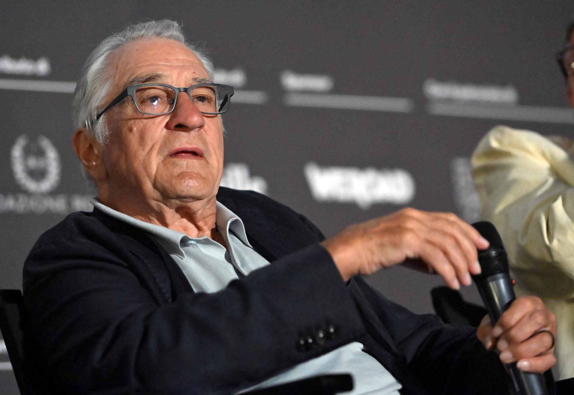 Robert De Niro Critica Duramente a Donald Trump en Acto Público, Calificándolo de "Cobarde" y "Trozo de Mierda"