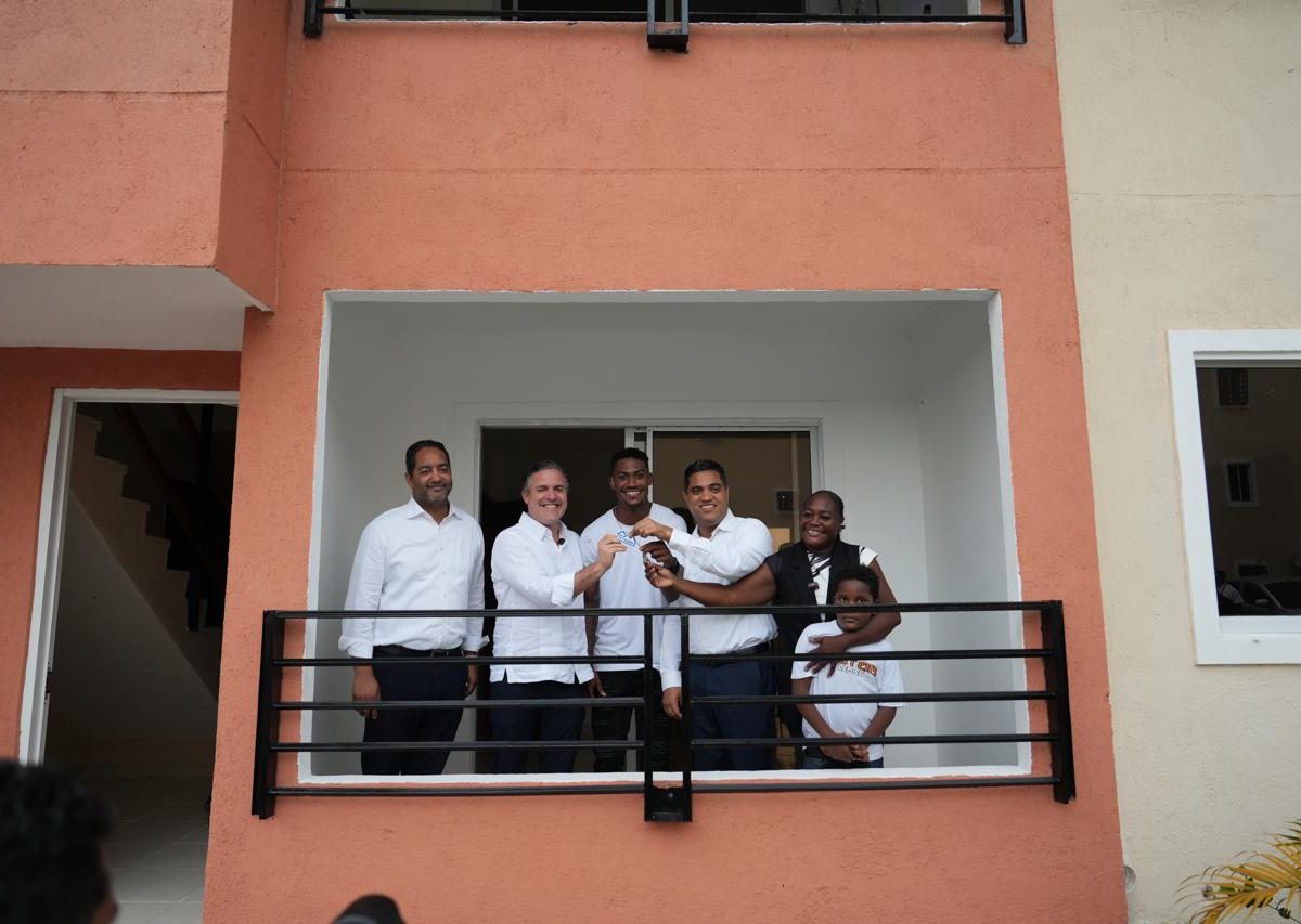 MIVED Otorga Residencia a Christopher Melenciano, Medallista Destacado