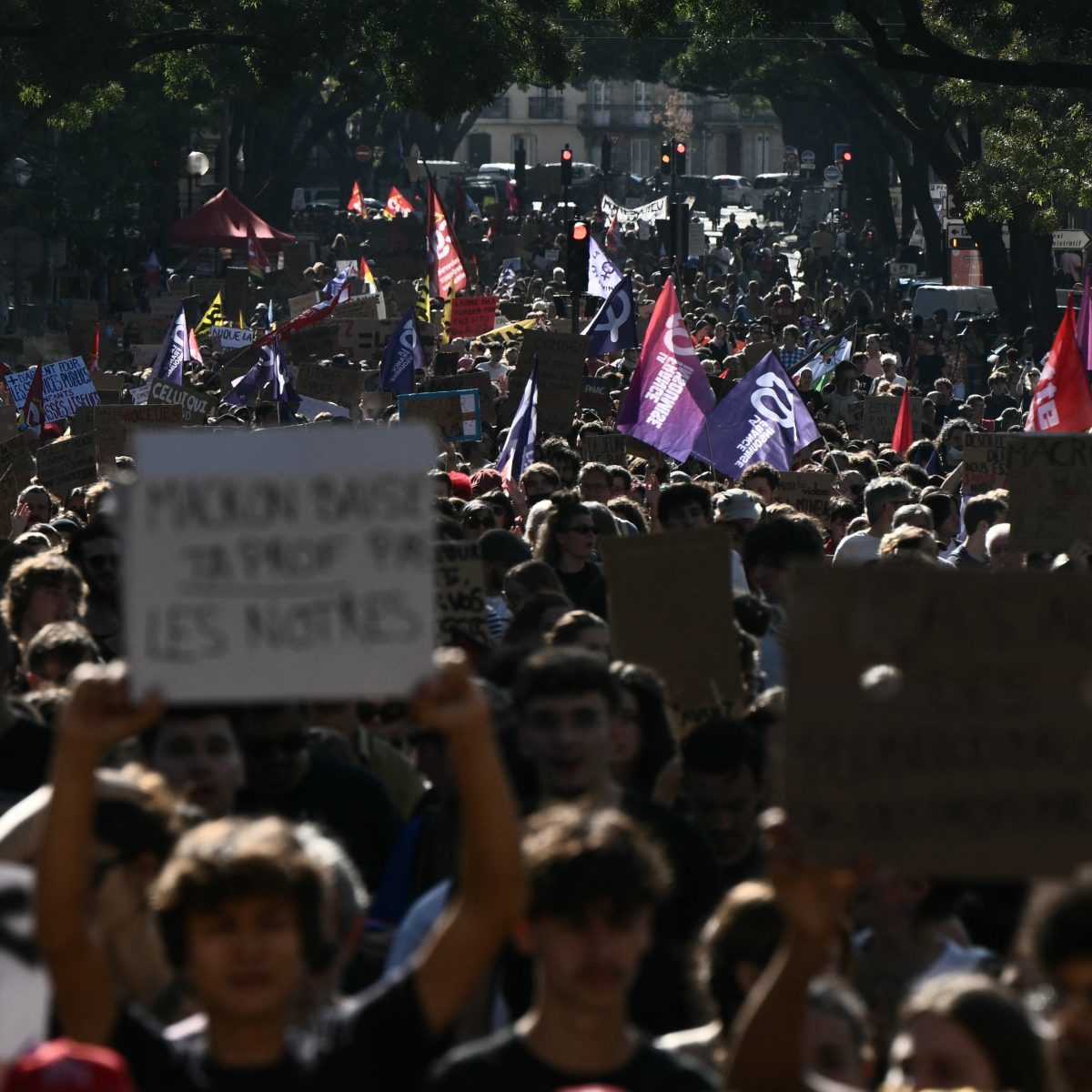 Estudiantes franceses retoman protestas masivas en medio de estricta vigilancia policial