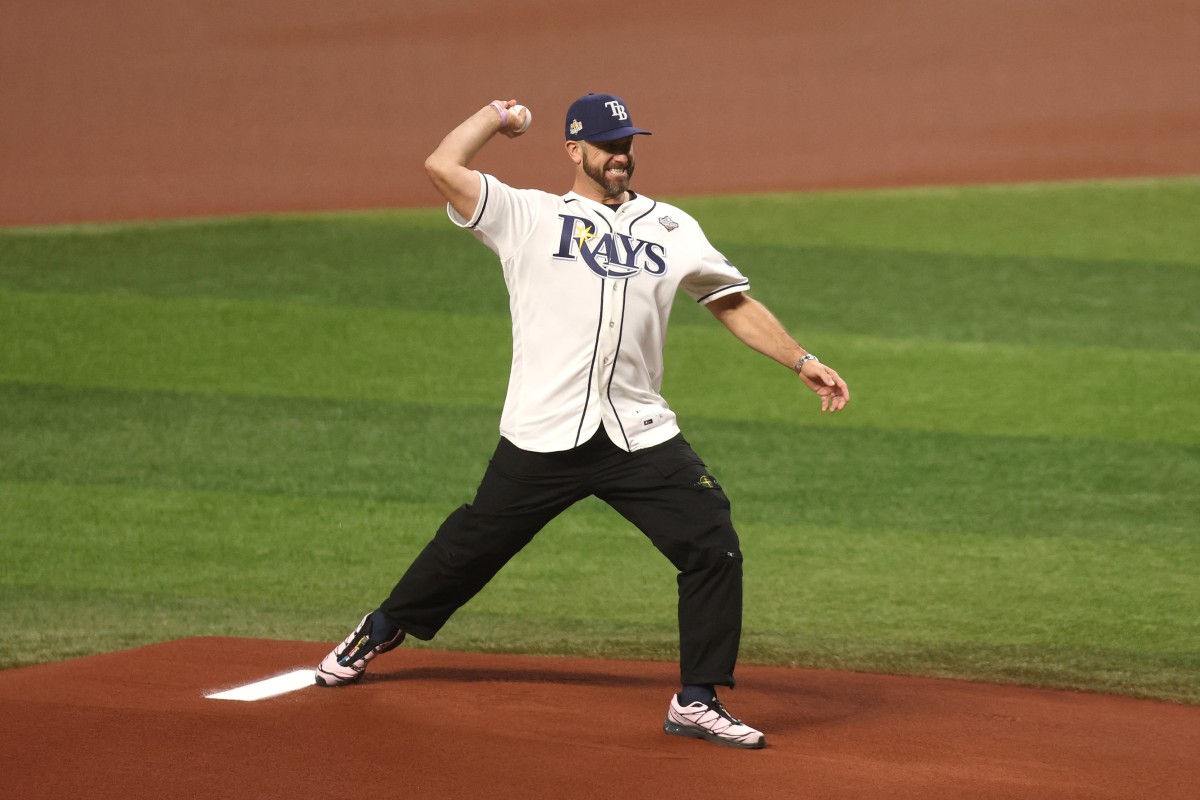 Evan Longoria, figura icónica de los Rays, efectuó el lanzamiento inicial ceremonial antes del Cuarto Juego