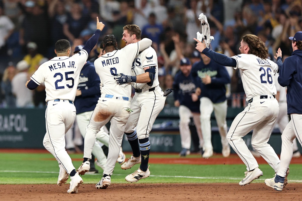Los Rays Vencen a los Cerveceros en un Dramático Duelo Extralargo, Evitando la Barrida