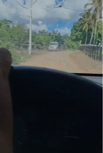 Reportan camiones descargando presuntamente desechos en basurero clandestino en Brisa Alegre