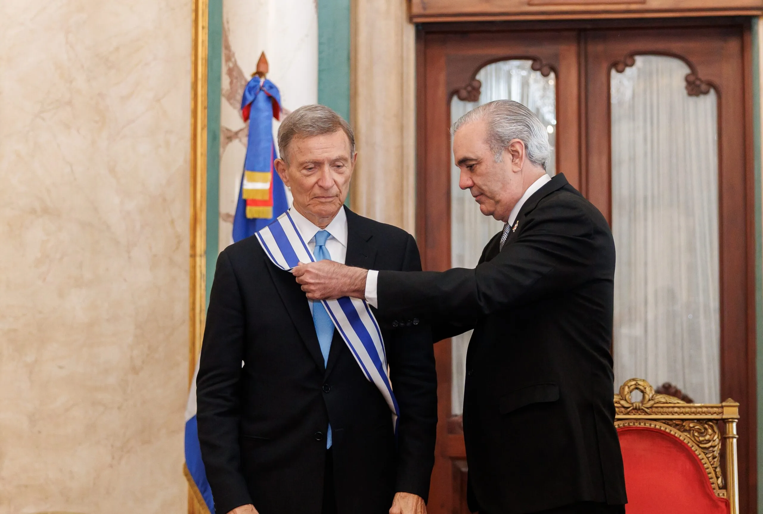 Presidente Abinader Otorga Condecoración a Exministro de Exteriores Roberto Álvarez por su Carrera Diplomática