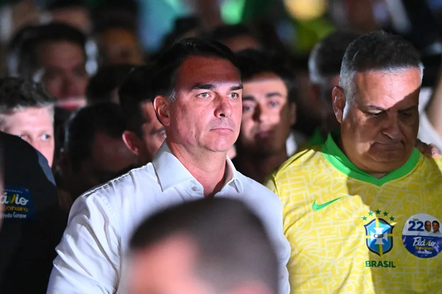 Interrogantes sobre el paradero de Flávio Bolsonaro: Sospechas de fuga a Estados Unidos