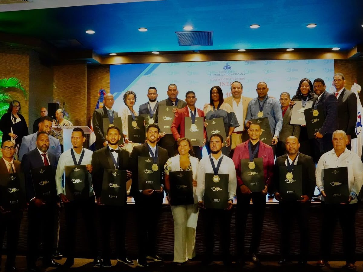 Inefi Condecora a Docentes con la «Medalla al Mérito Magisterial en Educación Física»