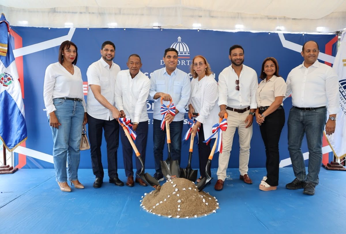 Ministro de Deportes Inicia Construcción de Polideportivo en Los Cacaos, San Cristóbal